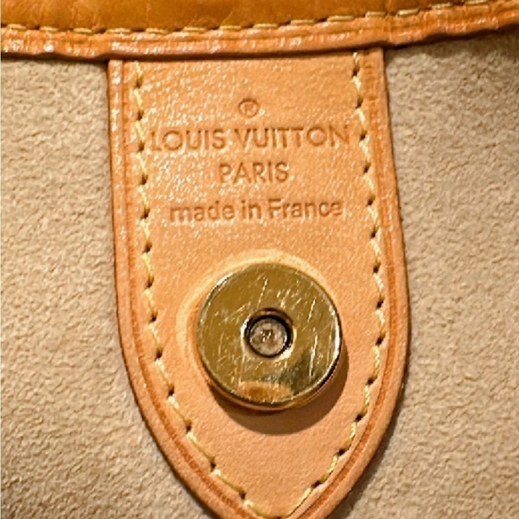 Authentic Louis Vuitton Galliera Damier
Azur Shoulder Bag✨ - Picture 12 of 16